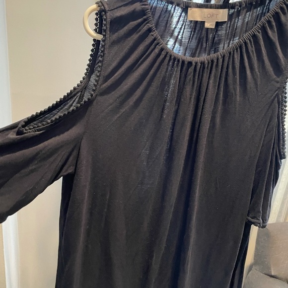 Loft cold shoulder M blouse t-shirt 🖤💫💋 - Picture 3 of 6